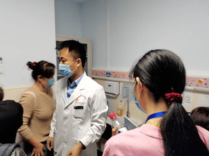 齐鲁儿童医院血管瘤科&介入医学科主任郭磊作为东道主宣布培训班正式